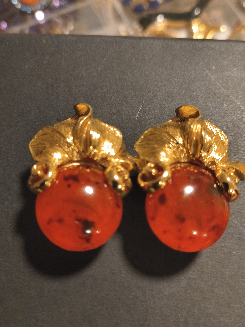 VTG Oscar de la Renta Gold Floral Clip-On Earrings with Red Orbs CAR carne